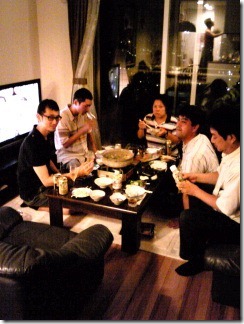 青年と打ち上げパーティー