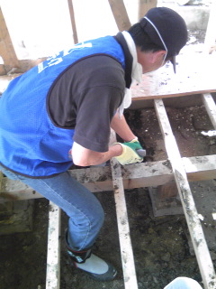 石巻、泥だし隊-ヘドロとの格闘