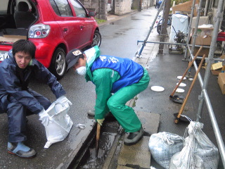 石巻ボランティア３日目-雨の中の側溝の泥だし