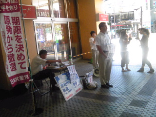 原発署名−新城駅で宣伝