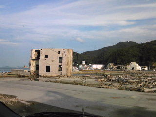 震災ボランティア第３陣-女川の横倒しのビル