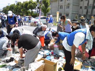 石巻・２日目−バザールでハエたたきが人気