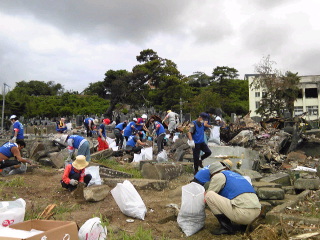 石巻震災ボランティア第６陣−お墓の片付けで遺骨