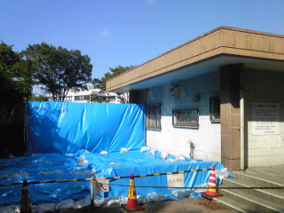 平間公園のプール脇−汚泥で高い放射線量