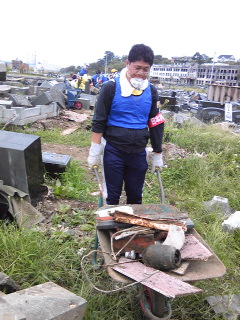 石巻・震災ボランティア第７陣−台風の中、お墓ね片付け