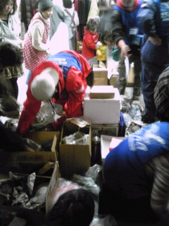 石巻２日目−雨の中、集会所で無料バザール