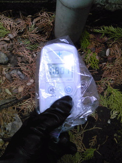 幸区古市場のマンションを放射能測定−駐輪場の雨どい下から 0.871