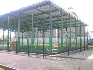 子母口小の仮設校舎−体育館は野外ステージ？