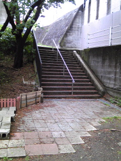 市民要望が実現（高津区下作延２丁目）−かつ ら公園の階段に手すりを設置
